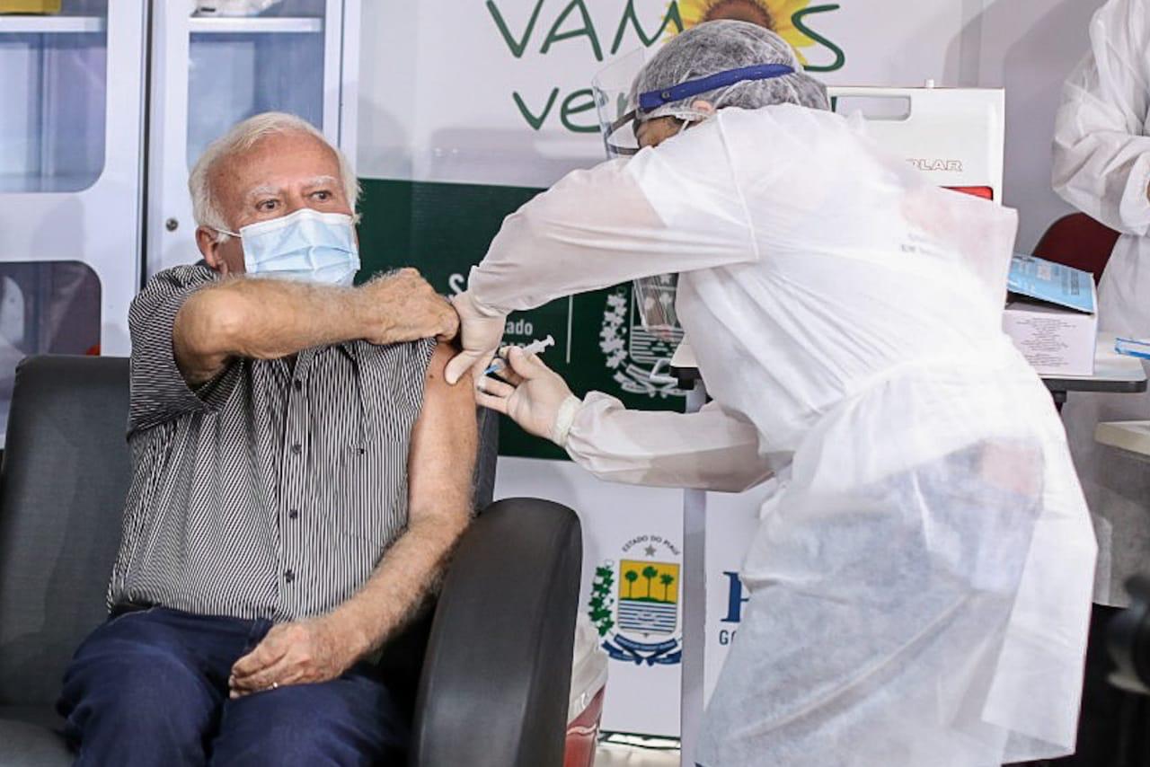 O médico obstetra Joaquim Vaz Parente, de 76 anos, que atua há 45 anos, na da Maternidade Dona Evangelina Rosa foi o primeiro piauiense a ser vacinado contra a Covid-19